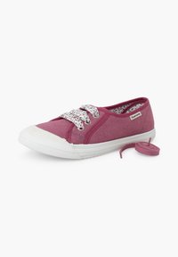 Basket basse en toile rose avec embout en caoutchouc blanc, lacets à motif floral, un lacet défait à côté de la chaussure sur fond blanc.