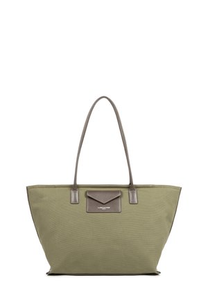 Sac fourre-tout en toile vert olive avec deux poignées en cuir marron et une poche avant. Présente un patch logo et un design structuré et angulaire.