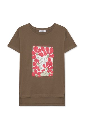 Camiseta de algodón marrón de manga corta con un estampado floral en rosa y verde. El texto arriba y abajo del diseño dice: "Planta un jardín en lugares extraños."