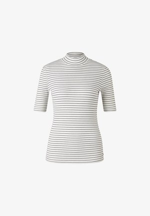 Weiße gestreifte Rollkragenbluse mit kurzen Ärmeln, die horizontale dunkelblaue Linien, gerippte Textur und eine taillierte Silhouette aufweist.