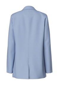 Světle modrý blazer se strukturovaným designem, s klopovým límcem a jedním rozparkem na zadní straně. Vyroben z hladké látky, s dlouhými rukávy.