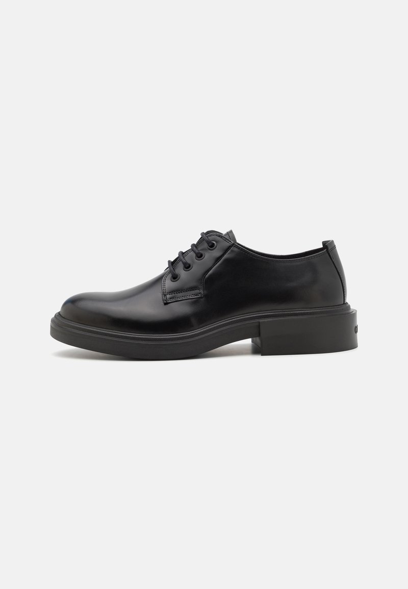 Scarpe di pelle nera con una finitura liscia, punta arrotondata, design con lacci e tacco basso a blocco. Presentano cuciture sottili e una silhouette strutturata.