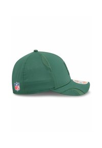 Grüner Stoffhut mit strukturiertem Design, featuring einen gebogenen Schirm, Belüftungslöcher und einem NFL-Logo-Patch.