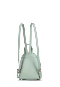 Mochila de imitación cuero verde claro con doble correa para los hombros, forma redondeada, costuras sutiles y un bolsillo lateral con cremallera.