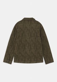 Olivově zelená bunda s maskáčovým vzorem, se límcem, kapsou na levém rukávu a knoflíkovými manžetami.