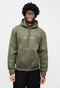 Olivgrüner Hoodie mit Kängurutasche, verstellbarer Kapuze mit Kordelzug und einem auffälligen hellblauen Logo auf der Brust. Glatte Textur.