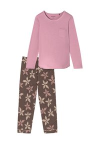 Set di pigiama a due pezzi composto da una maglia rosa a maniche lunghe con tasca e pantaloni marroni con un motivo floreale rosa e crema.