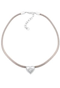 Suedesnor v necklace i lys grå med en central sølvhjertevedhæng, der har et dekorativt blomsterdesign og perleudsmykninger.
