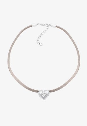 Suède chokercollier in lichtgrijs met een centrale zilveren hartpendant, voorzien van een decoratief bloemenontwerp en kralenaccenten.
