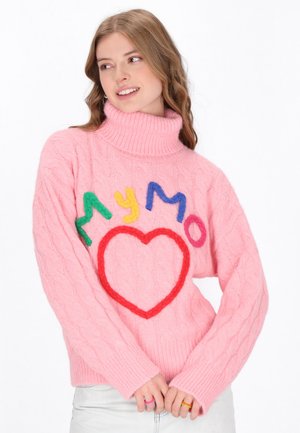 Rosa gestrickter Pullover mit Rollkragen, verziert mit bunten Filzbuchstaben und einem Herzdesign auf der Vorderseite. Mit Zopfmuster und langen Ärmeln.