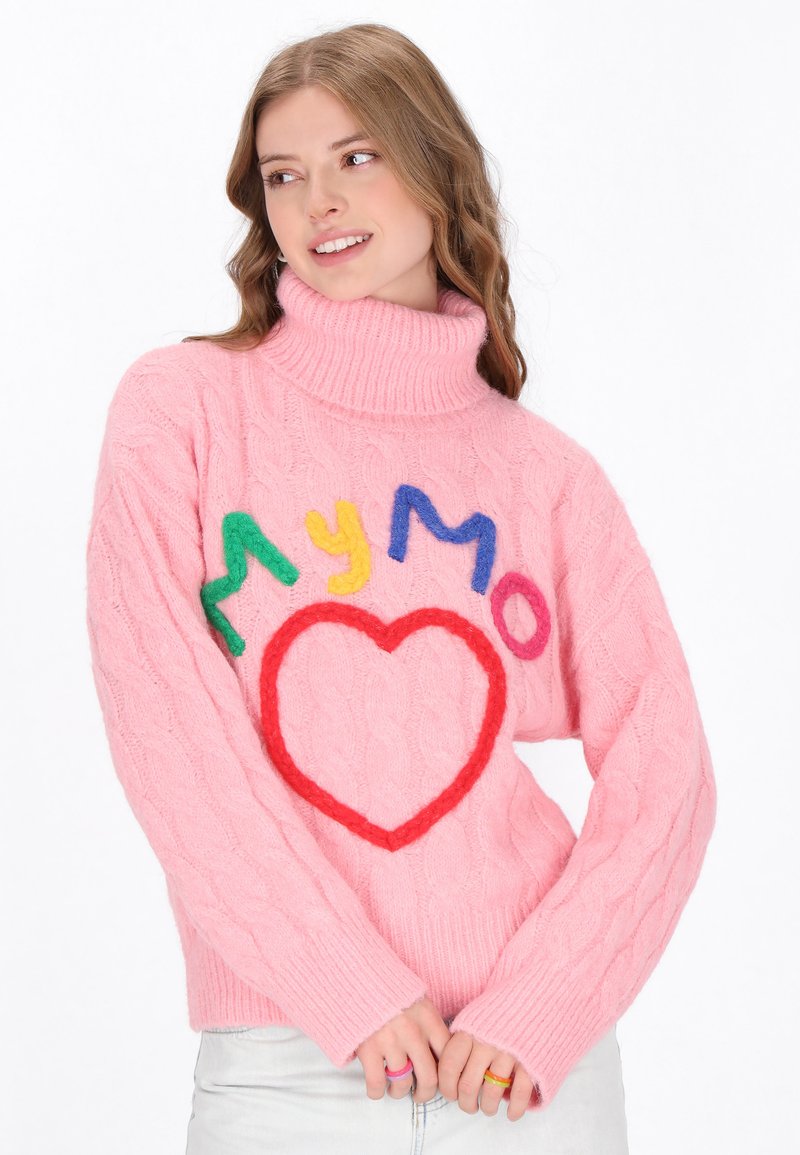 Pulover roz tricotat cu gât răsfrânt, cu litere colorate din fetru și un design cu inimă pe partea din față. Textură cu model de tricotare tip cablu, cu mâneci lungi.