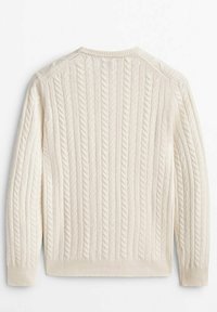 Pull en maille torsadée couleur crème avec manches longues et poignets, ourlet et encolure côtelés, vu de dos.