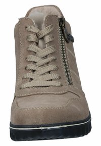 Braune Wildleder-Hochschnitt-Sneaker mit strukturierter Oberfläche, runder Zehenform, flachen Schnürsenkeln, seitlichem Reißverschluss und schwarzer Gummisohle. Mit gesteppten Akzenten.