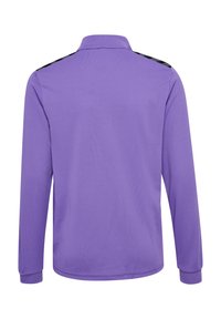 Långärmad polo skjorta i lila, tillverkad av textil med struktur. Har en krage och svarta detaljer på axlarna. Enfärgad baksida.