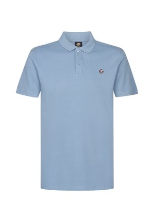 Camisa polo azul claro de algodón, con un placket de tres botones y un pequeño logo circular en la parte izquierda del pecho. Manga corta.