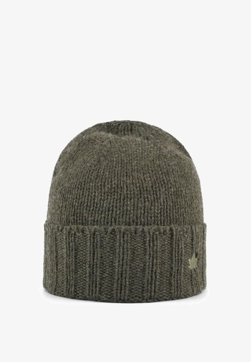 Olivově zelená pletená čepice s lemem, vyrobená z měkké vlny, má na přední straně malé vyšívané logo.