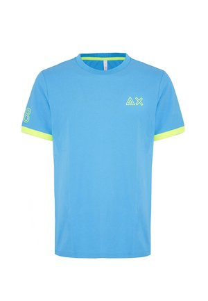 T-shirt azzurro a maniche corte realizzato in tessuto con una texture liscia. Presenta dettagli verde lime sulle maniche e un logo sul petto.
