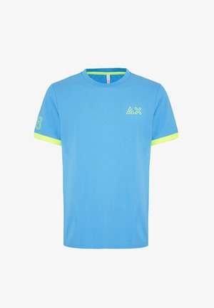 T-shirt azzurro a maniche corte realizzato in tessuto con una texture liscia. Presenta dettagli verde lime sulle maniche e un logo sul petto.