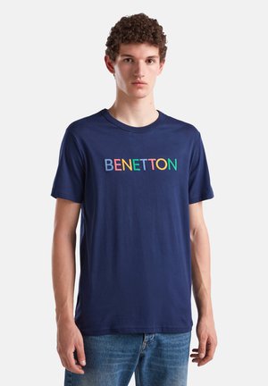 Camiseta de algodón azul marino con mangas cortas y cuello redondo. Logotipo "BENETTON" en letras multicolores en el pecho.