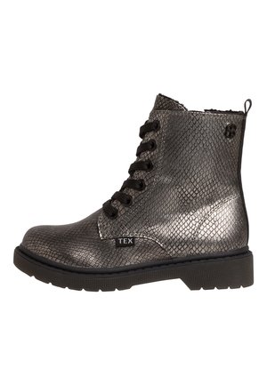 Bottines métalliques argentées avec un imprimé serpent texturé, dotées de lacets noirs, d'une semelle en caoutchouc plate et d'un petit détail de logo.