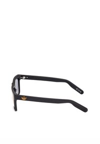 Lunettes de soleil rectangulaires noires avec des branches épaisses, arborant un petit logo Adidas orange sur la branche gauche et un marquage CE sur la branche droite.
