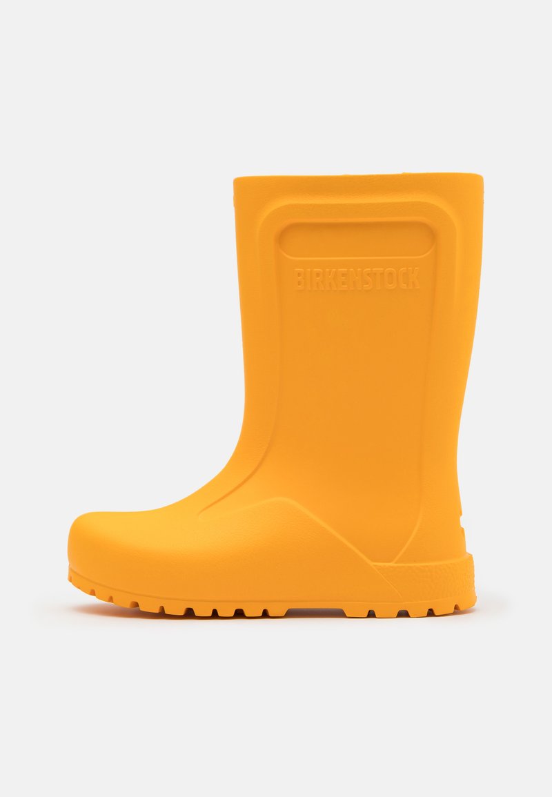 Stivale da pioggia giallo in gomma con suola texturizzata, punta arrotondata e logo del marchio impresso sul lato. Finitura liscia e altezza fino al polpaccio.