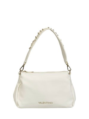 Weiße Valentino-Handtasche mit goldenem Logo, strukturierter Oberfläche und genietetem Schulterriemen mit goldfarbenen Beschlägen und Reißverschluss.