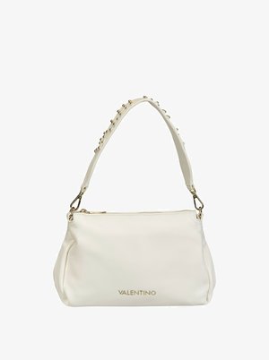 Weiße Valentino-Handtasche mit goldenem Logo, strukturierter Oberfläche und genietetem Schulterriemen mit goldfarbenen Beschlägen und Reißverschluss.