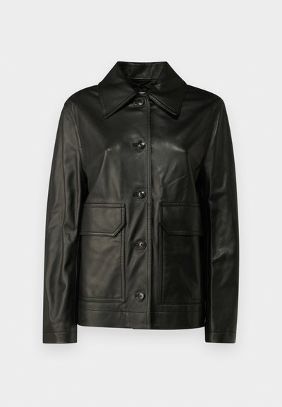 Must musta jope, millel on struktureeritud krae, ees nup closure ja kaks plaastritaskut. Sujuv tekstuur ja silmapaistvad õmblusdetailid.