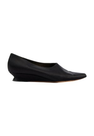 Zapato negro para mujer con punta puntiaguda y cuña baja, superficie lisa y acabado ligeramente brillante, mostrado de perfil sobre fondo blanco.