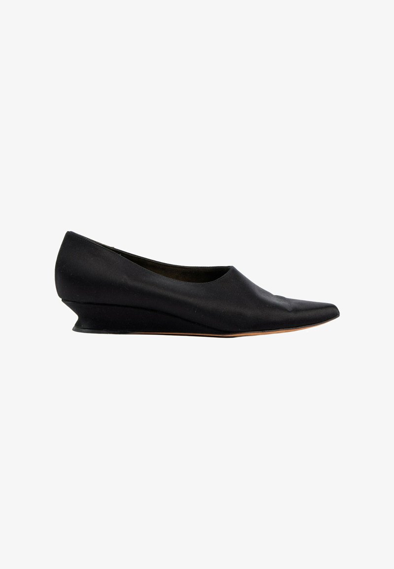 Chaussure noire pour femme à bout pointu avec un petit talon compensé, surface lisse et finition légèrement brillante, vue de profil sur fond blanc.