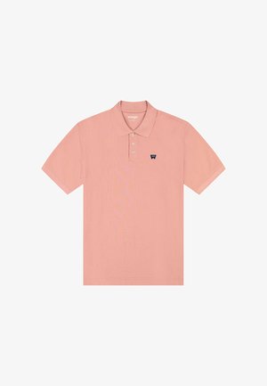 Jasnoróżowa koszulka polo wykonana z bawełny, z trzema guzikami przy dekolcie oraz małym granatowym logo na lewej piersi. Krótkie rękawy i klasyczny krój.