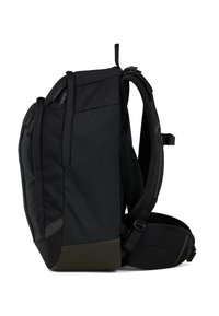 Sac à dos noir avec un tissu texturé, une forme contournée, des bretelles rembourrées et un accent inférieur en vert foncé. Comprend des boucles réglables.