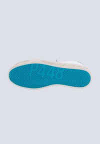 Weiße Sneaker-Sohle mit einer strukturierten blauen Gummibasis, die mit "P448" gekennzeichnet ist. Verfügt über eine beige Zwischensohle und ein Fischgrätenprofil für besseren Halt.