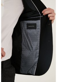 Svart blazer med ett mönstrat blått foder som har ett rutmönster. Inkluderar en etikett med varumärket "BURATTI."