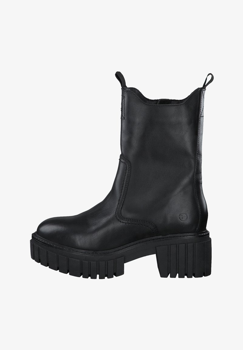 Botte en cuir noire mi-mollet avec semelle épaisse à crampons, bout arrondi, languettes de traction à l'avant et à l'arrière, avec des détails de coutures visibles.