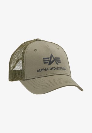 Boné de beisebol verde oliva com visor curvado, parte de trás em malha e logotipo na frente com "ALPHA INDUSTRIES" e um design geométrico.