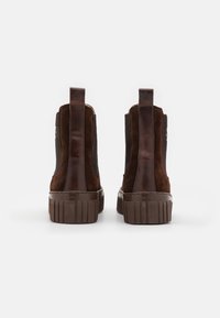 Ruske nubuck ankle boots med elastiske sidepaneler, en teksturert gummisåle og en logopreget detalj på hælen.