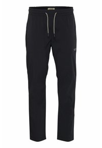 Sorte athletic bukser med elastisk talje og snor, der har en glat tekstur, sidelommer og subtil branding på benet.