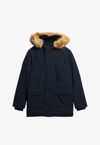 Giacca parka navy con cappuccio foderato in pelliccia sintetica, due tasche anteriori e chiusura con zip. Presenta una patch con logo sulla manica sinistra.