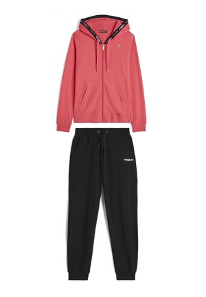 Lyserød hættejakke med lynlås, sort hætteforing og sorte snore, kombineret med sorte joggingbukser med snøre i taljen og logo på låret.