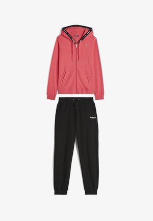 Sweat à capuche rose à fermeture éclair avec doublure de capuche noire et cordons noirs, associé à un pantalon de jogging noir avec taille à cordon et logo sur la cuisse.