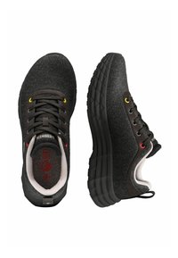Czarne buty sportowe z teksturowaną cholewką, z żywymi żółtymi i czerwonymi oczkami na sznurówki. Grube gumowe podeszwy zapewniają stabilność i przyczepność.