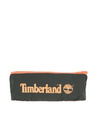 Groene stoffen etui met een oranje rits. Voorzien van het "Timberland"-logo en een boomembleem, prominent weergegeven in oranje aan de voorkant.