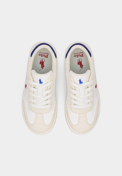 Λευκά casual αθλητικά παπούτσια με μπλε και κόκκινα λογότυπα Polo Ralph Lauren στη γλώσσα και στην πλευρά, σε θέαση από πάνω σε απλό φόντο.