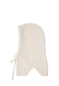 Berretto a coste di colore crema realizzato in morbido tessuto a maglia con chiusura a legatura. Presenta una forma arrotondata con aperture per il viso e il collo.