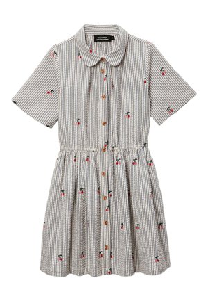 Robe à manches courtes avec boutons sur le devant, rayures grises et petits imprimés de cerises rouges, dotée d'un col arrondi et d'une taille froncée.