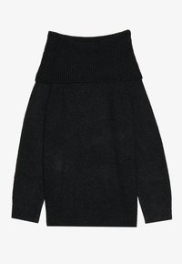 Černý pletený svetr s žebrovaným výstřihem bez ramenní a dlouhými rukávy. Materiál má texturovaný vzhled a volný střih.