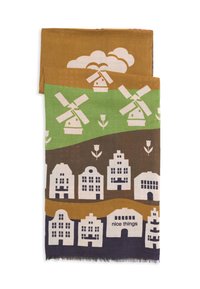 Écharpe tissée présentant un design de paysage coloré avec des moulins à vent, des maisons et des fleurs ; les couleurs incluent du marron, du vert, de la crème et des accents bleus.
