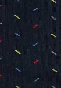 Granatowy materiał z teksturowanym splotem, ozdobiony rozsianymi małymi pionowymi paskami w kolorach czerwonym, niebieskim, żółtym i szarym.